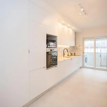 Liiiving In - Modern Design - Kids Friendly 아파트 *